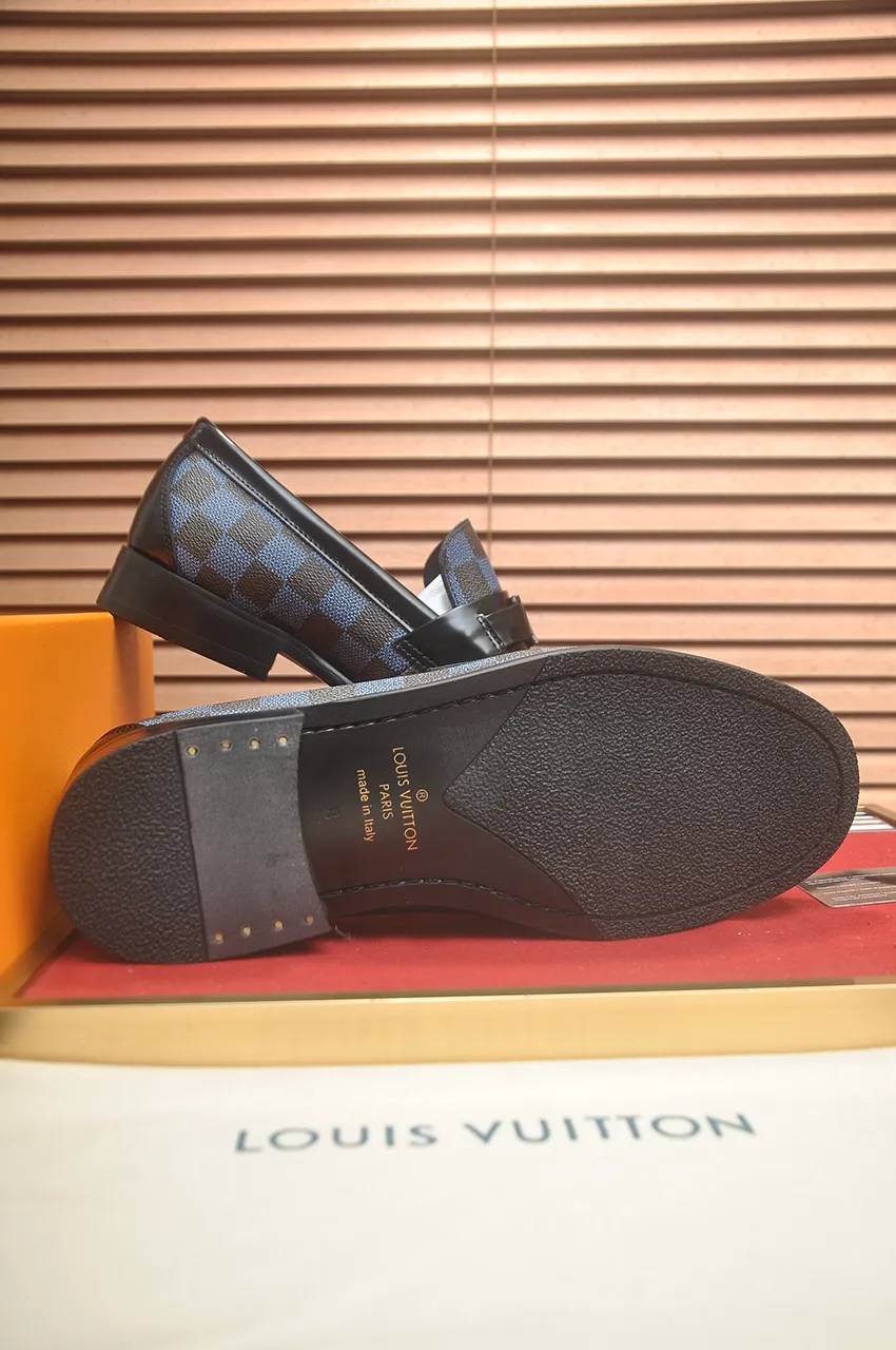Men's men's shoes 💰540💶 [LV] (original single cowhide lining) 🍀LV's latest genuine leather business suit shoes are launched simultaneously on the official website. The first-layer cowhide imported from Italy is made of heavy gold, 💥official website 1:1 rubber outsole. Versatile to wear, high-end without losing class, and the color combination is extraordinary. This four-season style is alluring when worn on your feet, showing off your big-name flair. Standard code 39-45 (45 customized)